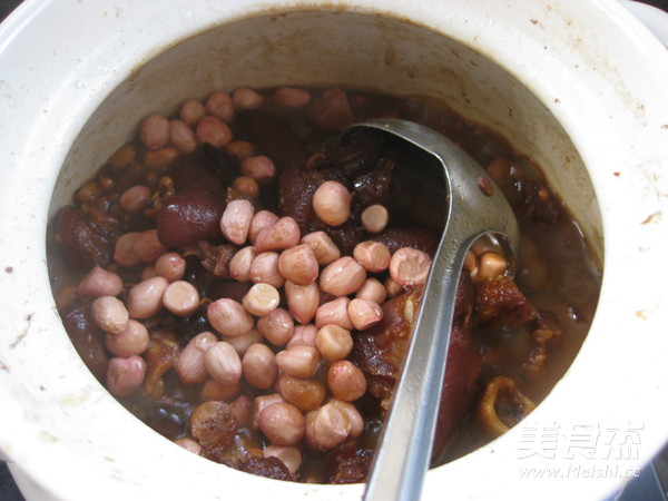 Braised Pig's Trotter with Beans recipe