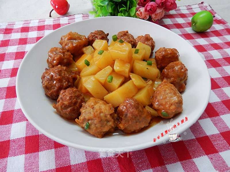 Pork Meatballs with Tomato Sauce and Potatoes recipe