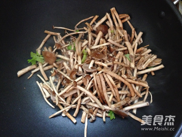 Stir-fried Tea Tree Mushroom recipe