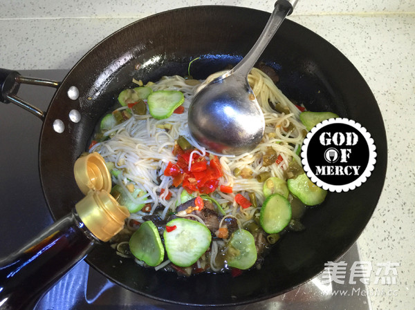 Braised Noodles with Chopped Pepper Lamb in Sour Soup recipe