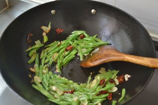 [fried Noodles with Beans and Pork Shreds] recipe