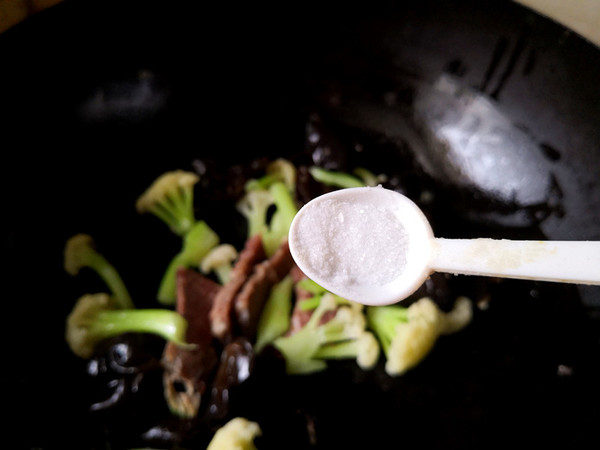 Bullishness-stir-fried Cauliflower with Beef recipe