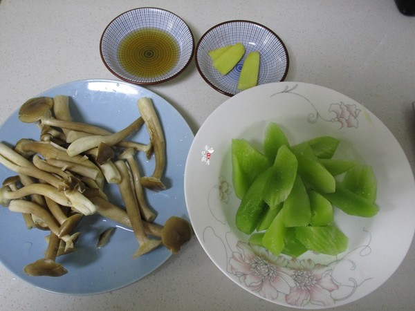 Antler Mushroom Ribs Lettuce Soup recipe