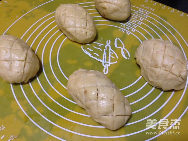 Pineapple Cake with Salted Egg Yolk and Green Bean Paste recipe