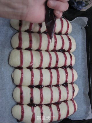 Super Cute-caterpillar Bread with Blueberry Sauce recipe