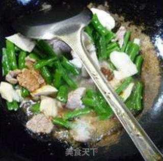 Stir-fried Plum Beans with Lean Pork and Bailing Mushroom recipe