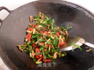 Stir-fried Pork with Garlic Leaves recipe