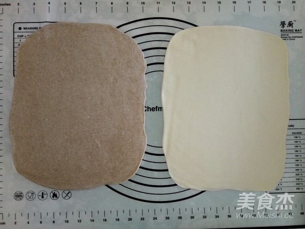 Brown Wheat Two-color Steamed Buns recipe