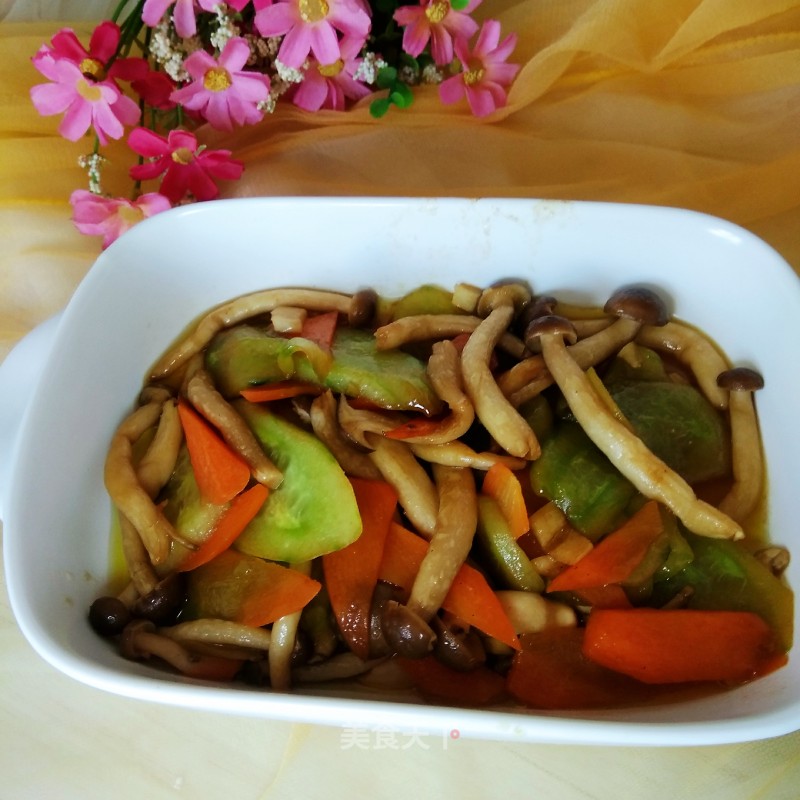 Stir-fried Crab Mushroom with Cucumber and Carrot recipe