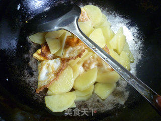 Fried Potatoes with Lotus Leaf Egg recipe