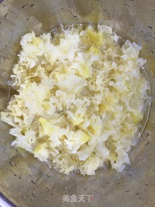 Papaya, Lily and Tremella Soup recipe