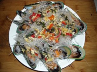 Steamed Mussels with Vermicelli and Garlic recipe