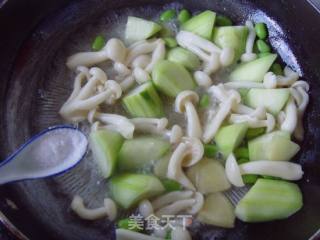 Sweet and Delicious---stewed Loofah with Edamame recipe