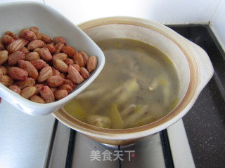 Astragalus, Jujube and Chicken Feet in Pot recipe