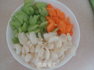 Slimming Food: Stir-fried Cashew Nuts with Celery and Lily recipe