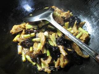 Barbecue Bran with Black Fungus Wild Bamboo Shoots recipe