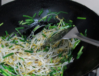 Post-holiday Intestine Cleaning and Fire-removing Side Dishes-stir-fried Chives with Mung Bean Sprouts recipe