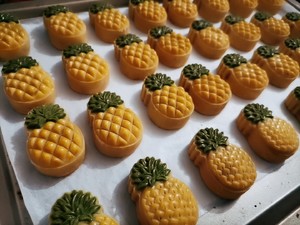 Universal Cantonese-style Mooncake Crust (made with Pineapple Mooncake) recipe