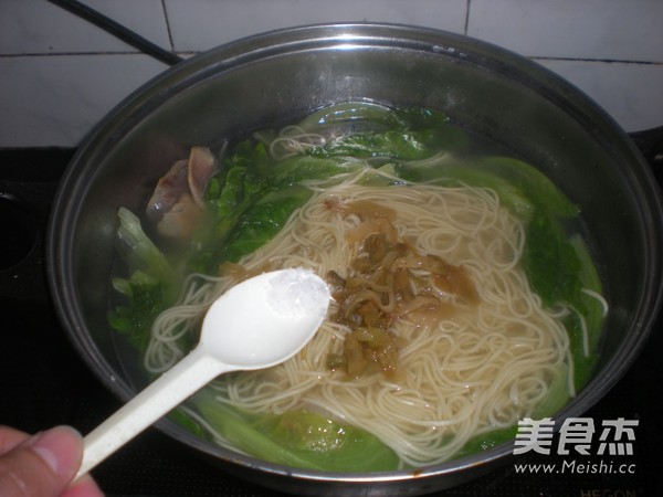 Lettuce Sausage Noodle recipe