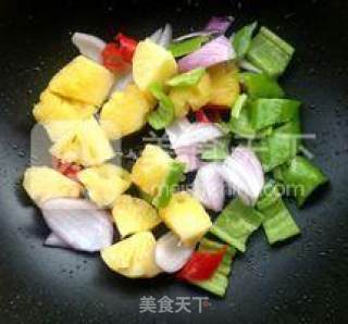 Sweet and Sour Love-----pineapple Stir-fried Chicken recipe