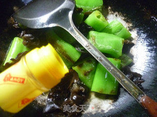 Huayu'er's Home-cooked Side Dish~~~~~~ Black Fungus Roasted Tiger Skin Pepper recipe