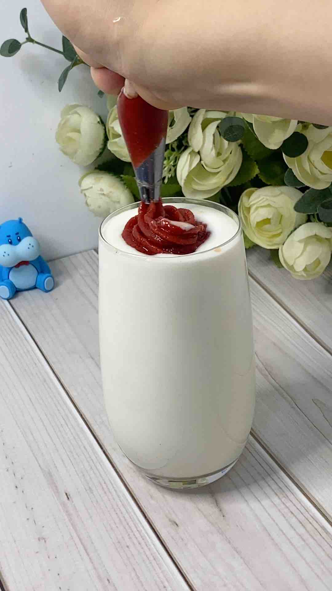 Beautiful Appearance, Yogurt Strawberry Chocolate Drink recipe