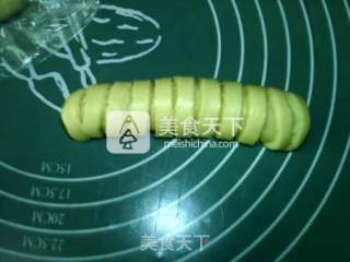 #aca烤明星大赛# Bean Paste Caterpillar Bread recipe