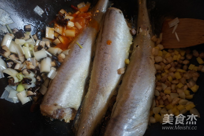 Dry-roasted Mintai Fish Lixia Version recipe