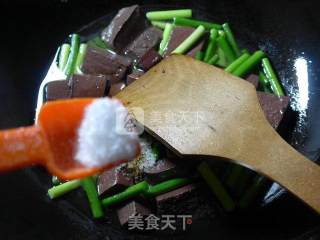 Stir-fried Goose Blood with Garlic Stalks recipe