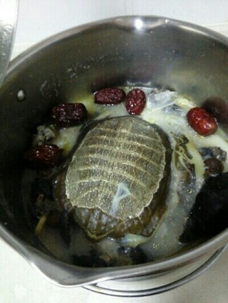 Soft-shelled Turtle Soup with Longan and Red Dates recipe