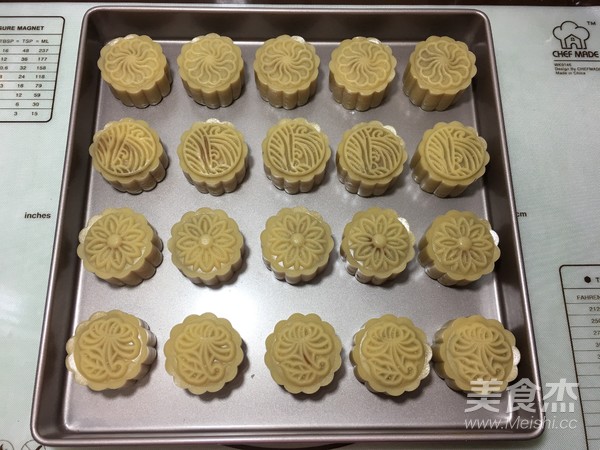 Mooncake with Lotus Seed Paste and Salted Egg Yolk (cantonese Style) recipe