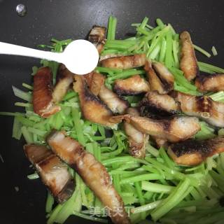Stir-fried Cured Fish with Celery recipe