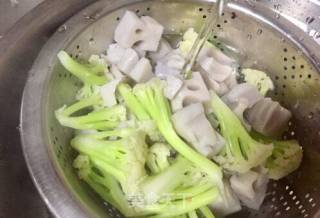 #年味儿# Appetizing and Refreshing Cauliflower Mixed Lotus Root recipe