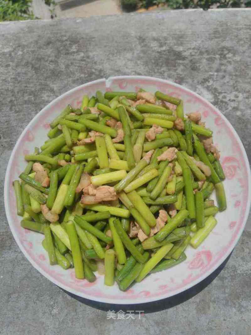 Stir-fried Pork with Garlic Sprouts recipe