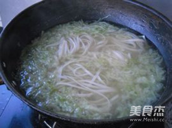 Hot Noodle Soup with Shredded Cabbage recipe