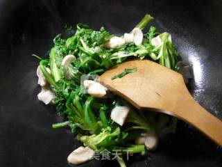 Stir-fried Artemisia with Mushrooms recipe