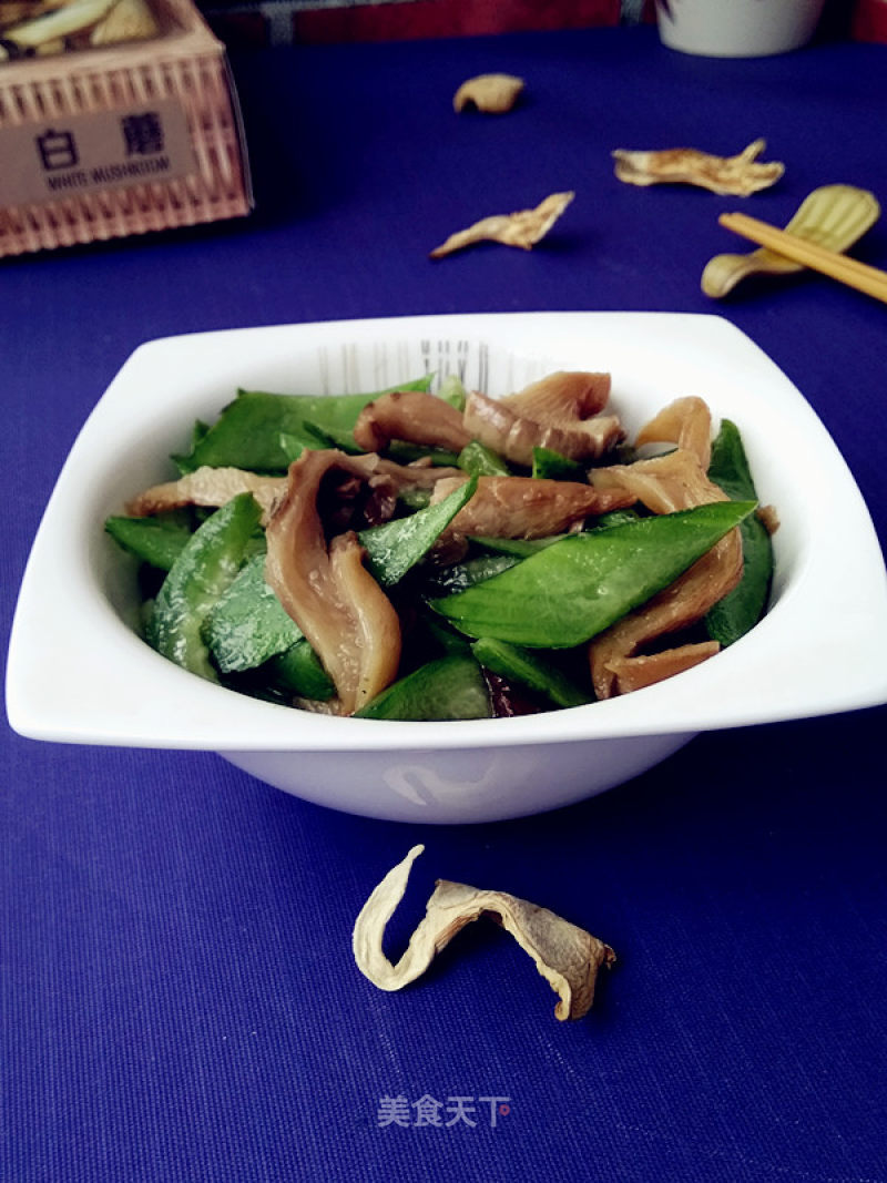 Stir-fried Loofah with White Mushrooms recipe