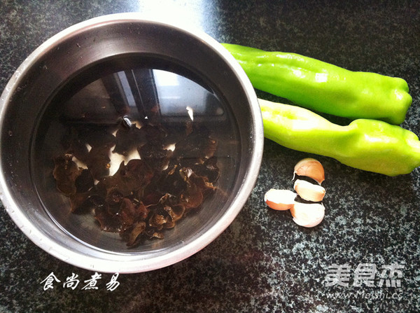 Stir-fried Chili Shredded with Fungus recipe