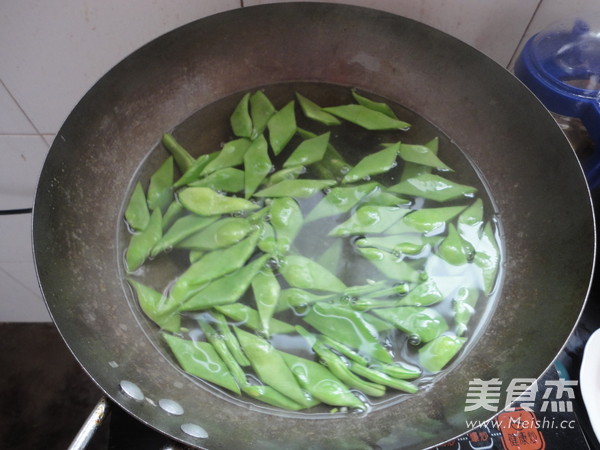 Stir-fried Kidney Beans with Red Pepper recipe