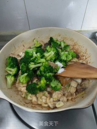 Stir-fried Broccoli with Chicken Breast and Shiitake Mushrooms recipe