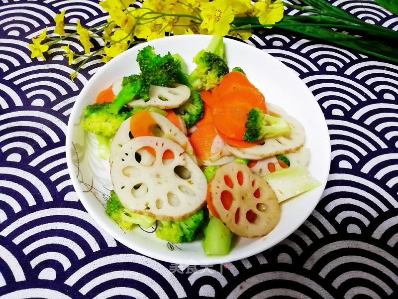 Broccoli Stir-fried Carrot and Lotus Root recipe