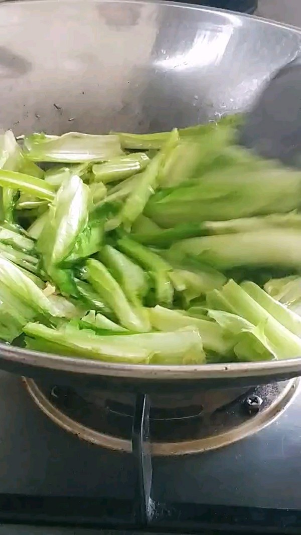 Stir-fried Lettuce with Canned Fish recipe