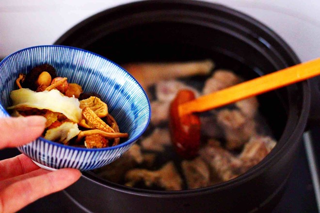 Agaricus and Chestnut Stewed Chicken Soup recipe