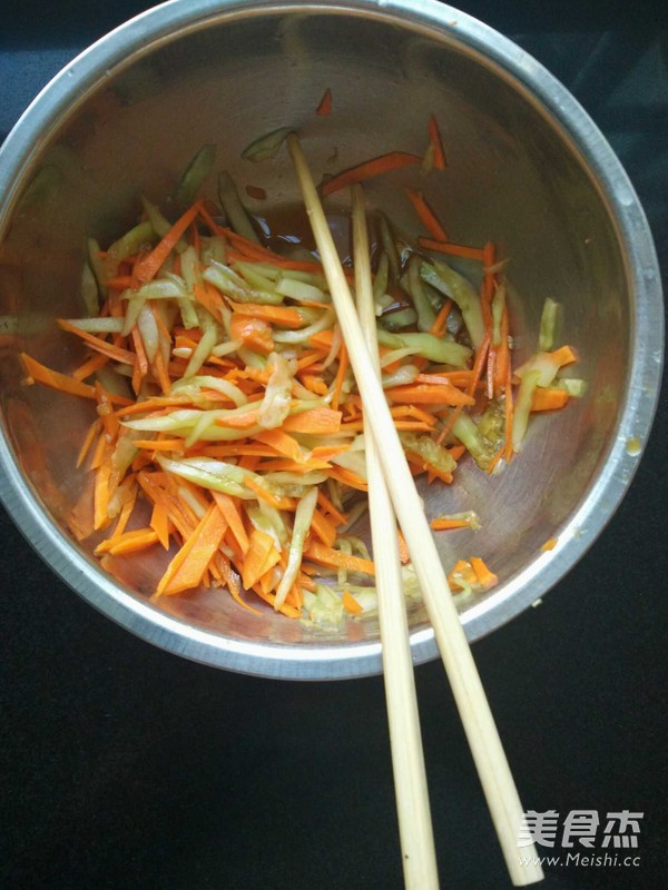 Carrots Mixed with Cucumber Shreds recipe