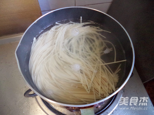 Cantonese Fried Noodles with Soy Sauce recipe