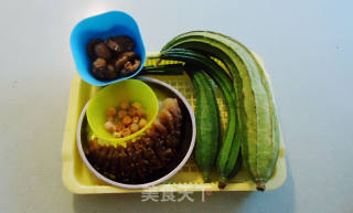 Sea Cucumber and Mushroom Stewed Loofah recipe