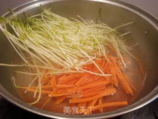 #快手素菜#pea Sprouts Mixed with Carrot Shreds recipe