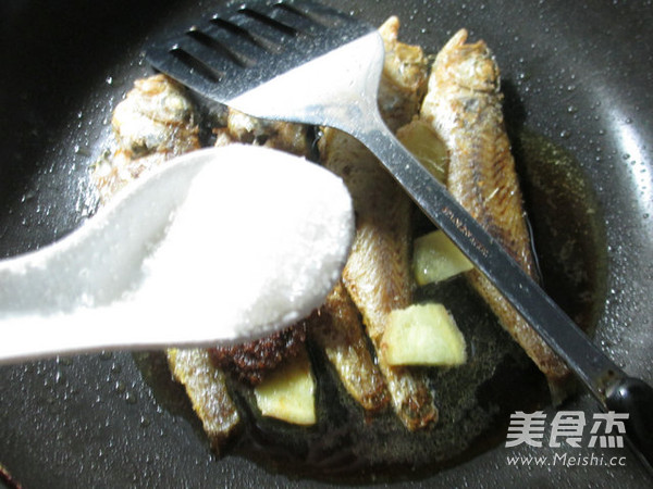 Small Yellow Croaker with Shacha Sauce recipe