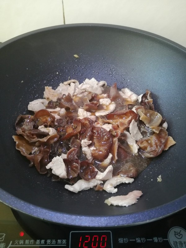 Simple and Delicious~~ Fried Pork with Fungus recipe