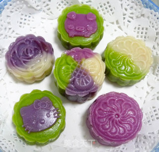 Color Matching Snowy Moon Cakes recipe